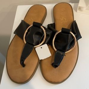 Rouge Helium Black Sandals